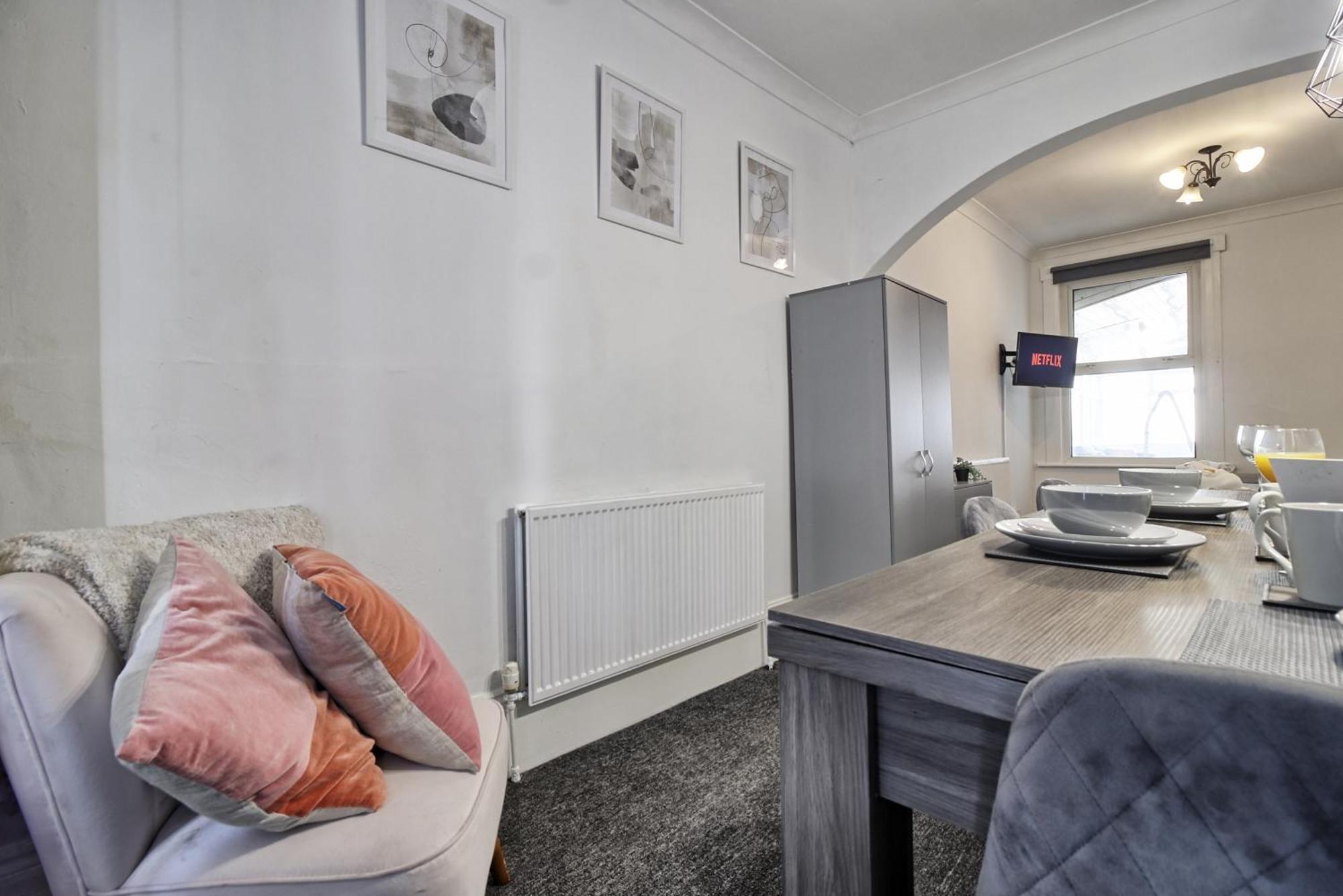 Beautiful Spacious Four Bedroom House With Parking For 2 Cars, 5 Minute Walk To Southend Station Exterior photo